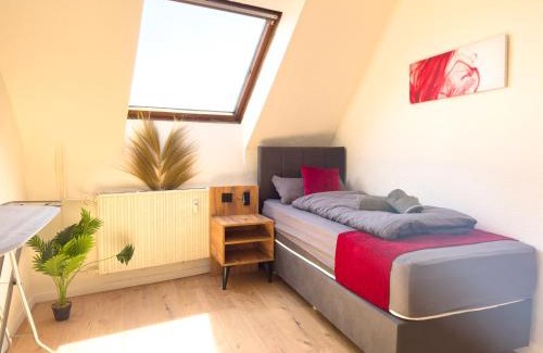 Oberhausen Apartment | Serviceroom24 - Apartment 3 in Oberhausen WLAN - Smart-TV - 24-7 Check-in und Küche