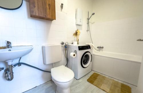 Oberhausen Apartment | Serviceroom24 - Apartment 3 in Oberhausen WLAN - Smart-TV - 24-7 Check-in und Küche