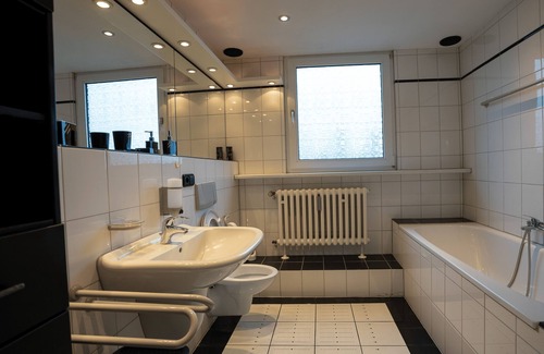 Alt-Rentfort Apartment | Serviceroom24 - Space in Gladbeck WLAN - Smart-TV - 24-7 check-in and kitchen