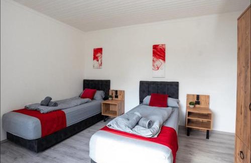 Oberhausen Apartment | Serviceroom24 - Space in Oberhausen WLAN - Smart-TV - 24-7 Check-in und Küche