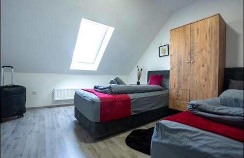 Oberhausen Apartment | Serviceroom24 - Space in Oberhausen WLAN - Smart-TV - 24-7 Check-in und Küche