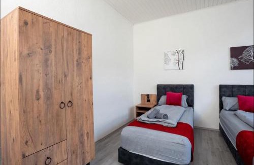 Oberhausen Apartment | Serviceroom24 - Space in Oberhausen WLAN - Smart-TV - 24-7 Check-in und Küche
