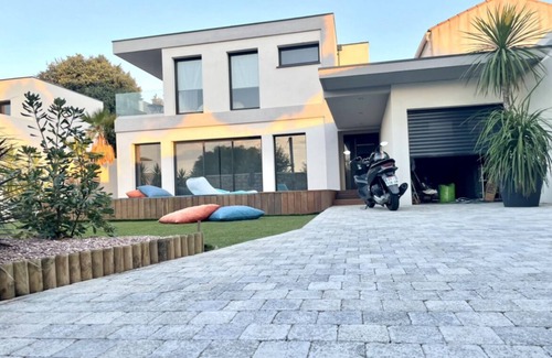 Sete Villa | SETE SUPERB CONTEMPORARY VILLA, POOL AND POND VIEW