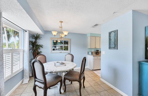 Whitfield House | Settle Down in Sarasota-tropical retreat with salt water in-ground pool