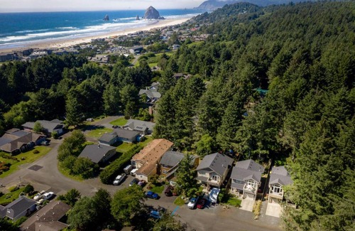 Tolovana Park House | Seven Spruce by AvantStay Cute Cottage w Yard 10 Mins to Tolovana Beach State Park