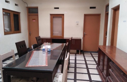 Malabar House | Sewa Rumah Harian Strategis di Tengah Kota Bandung Bisa Untuk 30 Orang