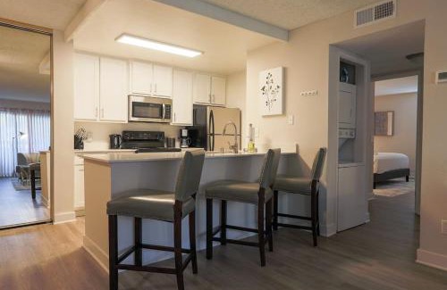 Ivey Ranch - Rancho Del Oro Apartment | Shabby Chic Oceanside King & 2 Queen bed Pool GYM