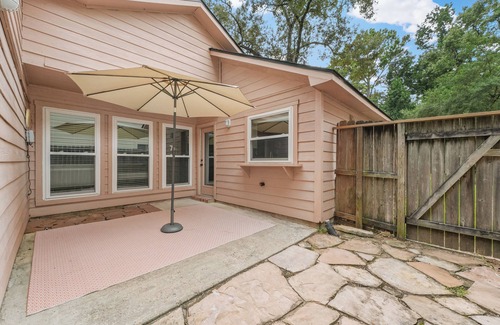 Grogan's Mill House | Shaded Poolside Haven In The Woodlands