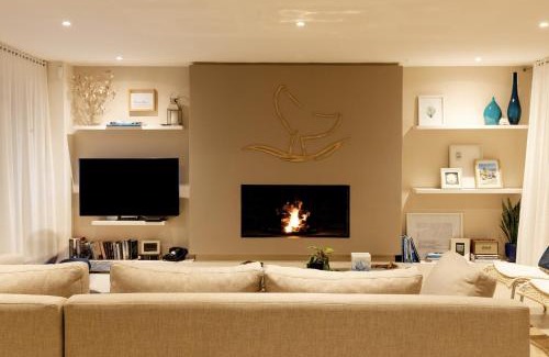 Shelley Point Villa | Shades of Blue