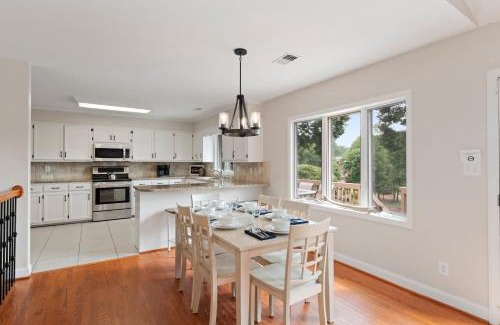 Denver House | Shades of Summer by AvantStay Gazebo Dock View