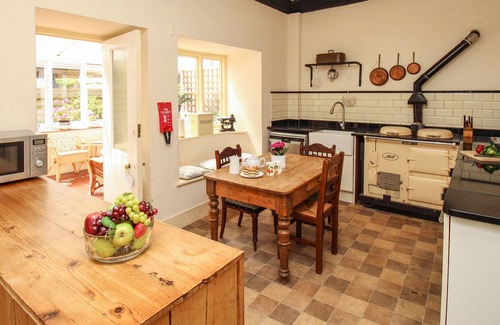 Burton Bradstock House | SHADRACK DAIRY FARM, pet friendly, with open fire in Burton Bradstock