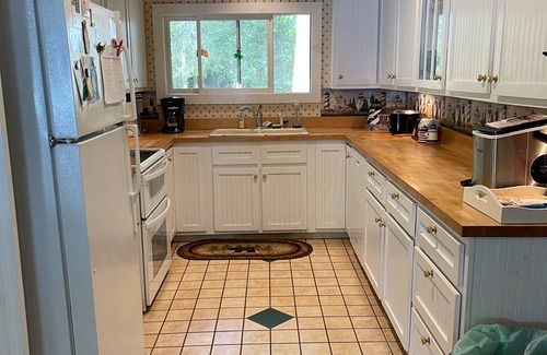 Beaver Island House | Shadwell, beautiful private setting on Font Lake