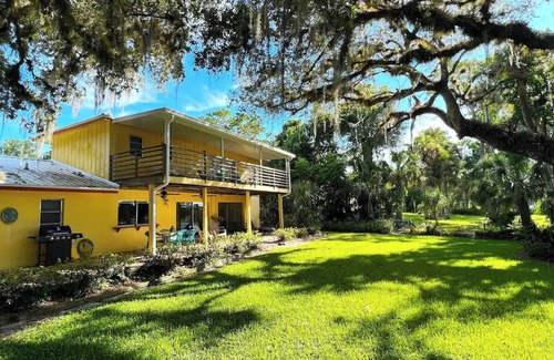 LaBelle House | Shady Oaks River House 4-bedroom with a Dock in enchanting LaBelle