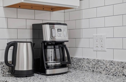 East Liberty Apartment | Shadyside/Central @2 Bright and Stylish Studio with Free Parking