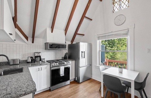 Shadyside Apartment | Shadyside/Pittsburgh, Modern & Stylish 1 Bedroom with Free Parking