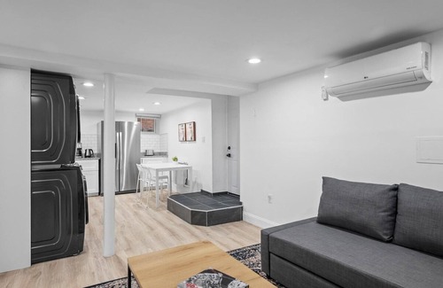 Friendship Apartment | Shadyside/Pittsburgh, Modern & Quiet 1 Bedroom Condo with Free Parking