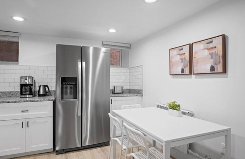 Friendship Apartment | Shadyside/Pittsburgh, Modern & Quiet 1 Bedroom Condo with Free Parking