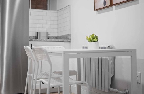 Friendship Apartment | Shadyside/Pittsburgh, Modern & Quiet 1 Bedroom Condo with Free Parking