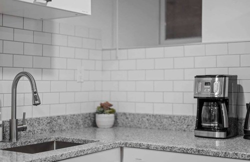 Friendship Apartment | Shadyside/Pittsburgh, Modern & Quiet 1 Bedroom Condo with Free Parking