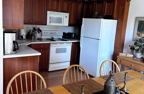 Elkins House | Shaker Bear Guest House- Sleeps 6: 1 King bed, 1 Queen & 2 twins, 2 Full bath's