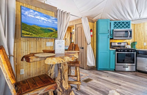 Bryson City Cabin | Shakonohey, Romantic Forest safari tent for two, Deep Creek & Smoky Mountains