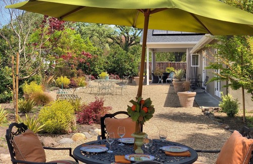 Sonoma Cottage | Shandon Oaks. Private 1-Bedroom Garden Cottage on Sonoma's East side.
