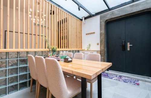 Minhang Apartment | Shanghai Hills&XING 132 Family Homestay with 2 Bedrooms Near Mid Huaihai Rd and Metro Line 1&14