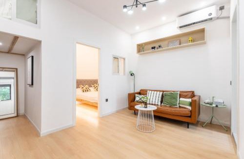 Downtown Shanghai Apartment | Shanghai Hills&XING 1885 Family Homestay Near Line2 & Line12 West Nanjing Road