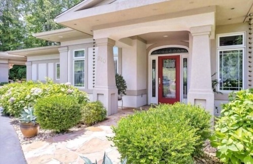 Penhook House | Shangri-la Beautiful setting, beautiful upscale home