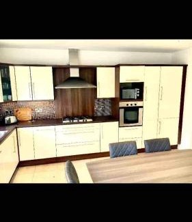 Killarney House | Shangri - La Spacious Family Townhouse