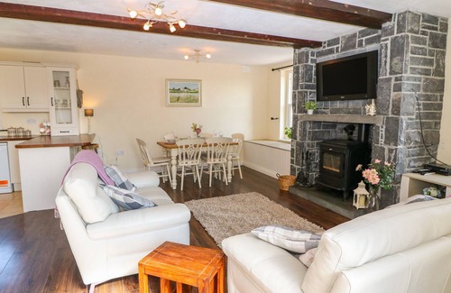 Dromineer House | SHANNONVALE COTTAGE, family friendly in Nenagh, County Tipperary