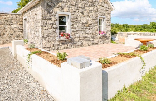Dromineer House | SHANNONVALE COTTAGE, family friendly in Nenagh, County Tipperary