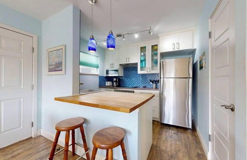 Port Aransas Condo | Shared Heated Pool, Boardwalk to Beach, Golf Cart Access