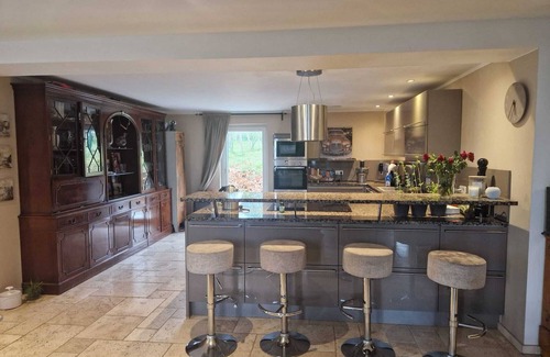 Alt-West Apartment | Shared living room, open kitchen, wellness, 2 double bedrooms with bathrooms.