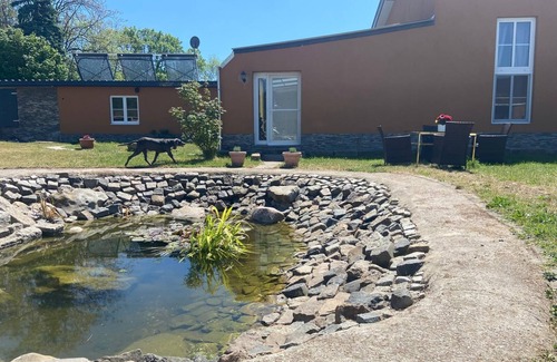 Alt-West Apartment | Shared living room, open kitchen, wellness, 2 double bedrooms with bathrooms.