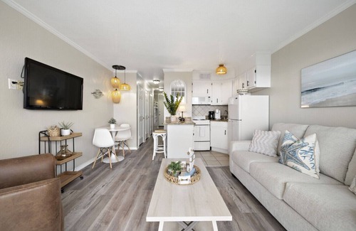 Galveston Condo | Shared pools and picnic BBQ grill area