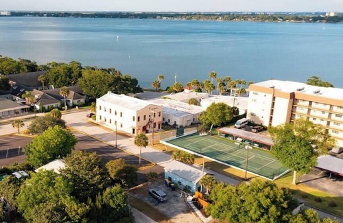Valencia House | Shares View Luxury Apt, Newly Renovated Luxury Apt + Steps Away from River