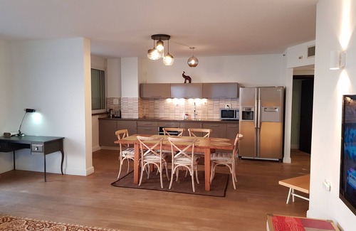 Bat Yam Condo | Сharming apartment in Bat Yam, 3 bedrooms, balcony, sea view, private parking!