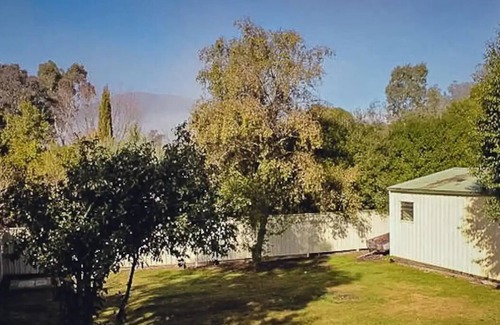 Eildon Cabin | Shaw Thing Lodge: Wifi, Foxtel, Pet Friendly