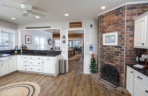 Shawano Cottage | Shawano Lake waterfront home- renovated and great for groups!