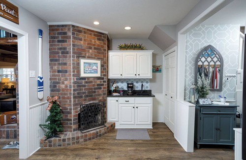 Shawano Cottage | Shawano Lake waterfront home- renovated and great for groups!