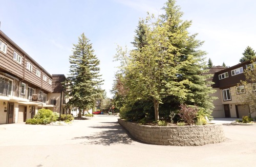 Southwest Calgary House | Sheer Perfection by MRU & RGH, 7 min to Downtown! BL#247080