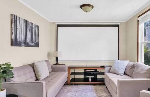 Rantoul House | Sheldon House a 3-bedroom stay perfect for relaxing sleep