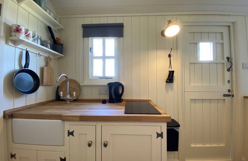 Sheldon Cabin | Sheldon Shepherd's Hut - Cosy Rural Retreat in the Peak District National Park