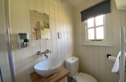 Sheldon Cabin | Sheldon Shepherd's Hut - Cosy Rural Retreat in the Peak District National Park