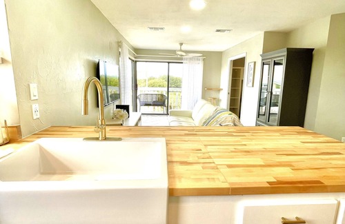 Crawfordville Condo | Shell Point Beach 2BR condo with marina views