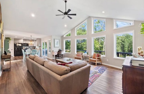Bentonville Cabin | Shenandoah Getaway Cabin - Hot Tub, Sauna, Fire Pit & Forest Views. Near Hiking