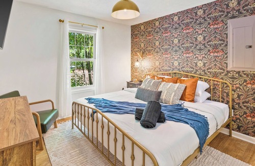 Mount Jackson Cabin | Shenandoah High Style Cozy Cabin with Patio and Fire Pit- Pet-Friendly!