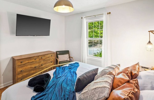 Mount Jackson Cabin | Shenandoah High Style Cozy Cabin with Patio and Fire Pit- Pet-Friendly!