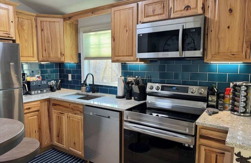 Front Royal Cabin | Shenandoah Twilight | Cozy Cabin w/hot tub